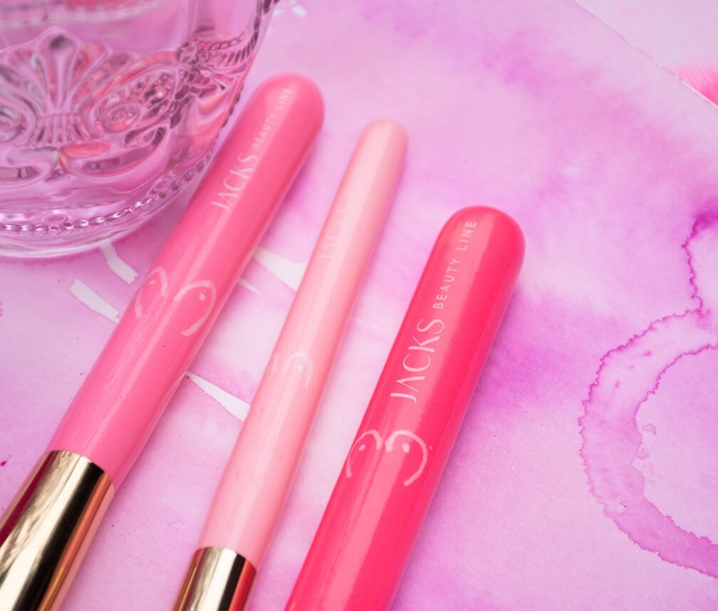 Drei handbemalte limitierte JACKS beauty line Make-up-Pinsel in verschiedenen Rosatönen