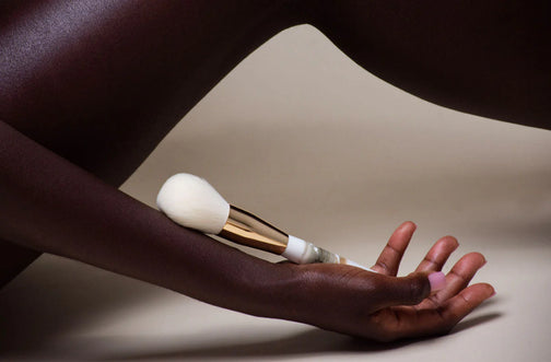 JACKS beauty linehandbemalter Puderpinsel liegt in der Hand einer Frau