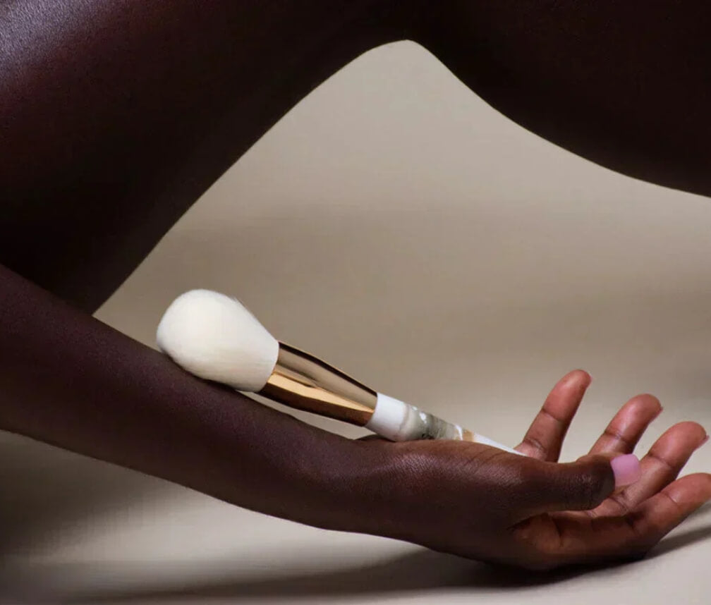 handbemalter JACKS beauty line Puderpinsel liegt in der Handfläche einer Frau 