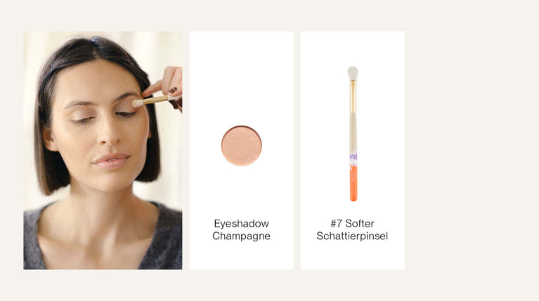 Frau wird mit dem JACKS beauty line Lidschatten in Champagne und dem Schattierpinsel geschminkt