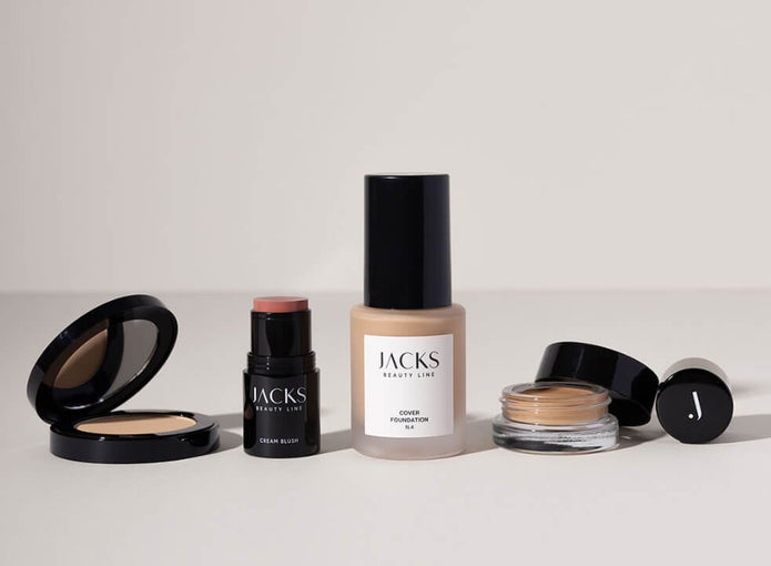 Unterschiedliche Make-up Produkte von JACKS beauty line nebeneinander stehend