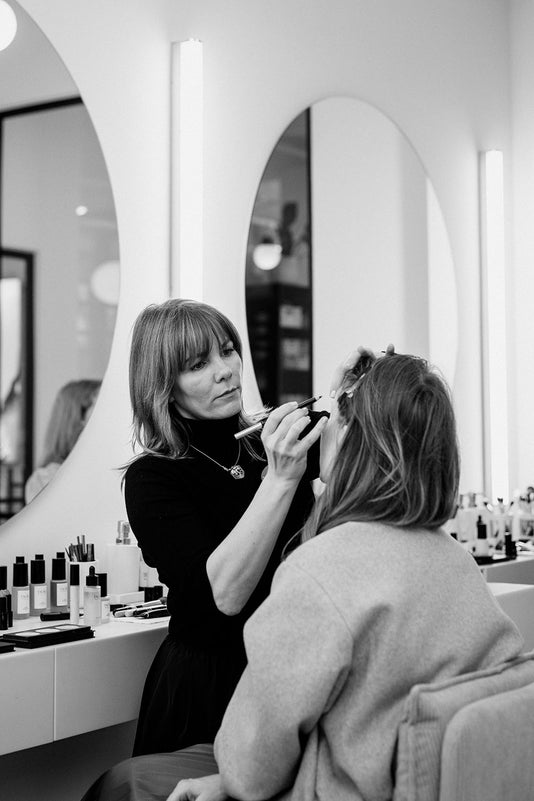 Make-up Artistin schminkt eine Frau mit JACKS beauty line Make-up Produkten