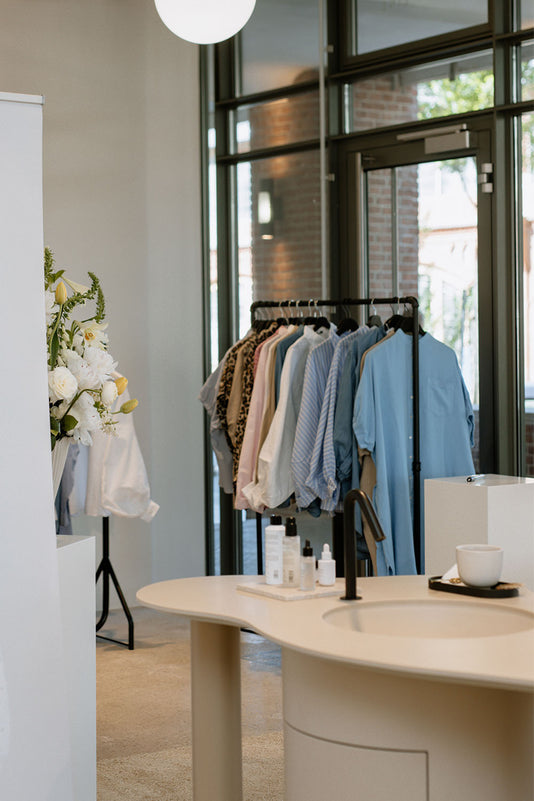 JACKS beauty line Store mit Waschbecken im Vordergrund und Kleiderstange im Hintergrund