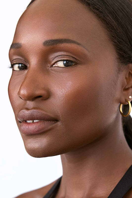 #farbwunsch_n-8, #farbwunsch_mittlerer-bis-dunkler-hauttyp, Frau trägt JACKS beauty line Glow Foundation im Gesicht 