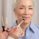 Frau Ü40 bekommt den JACKS beauty line Cream Concealer mit dem Concealerpinsel aufgetragen