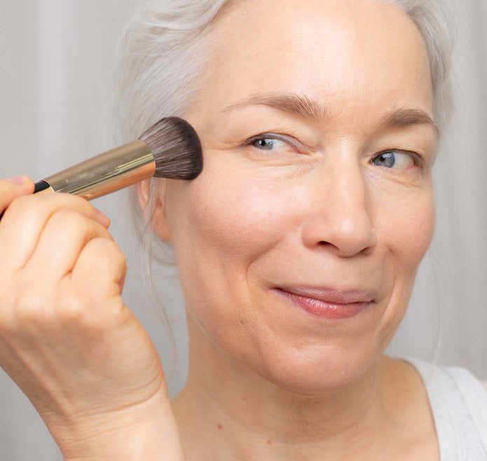 Frau Ü40 trägt Founadtion mit dem JACKS beauty line Foundationpinsel auf