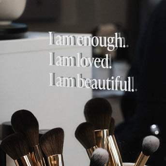 Spielgesticker mit positiven Affirmationen und darunter JACKS beauty line Pinselköpfen