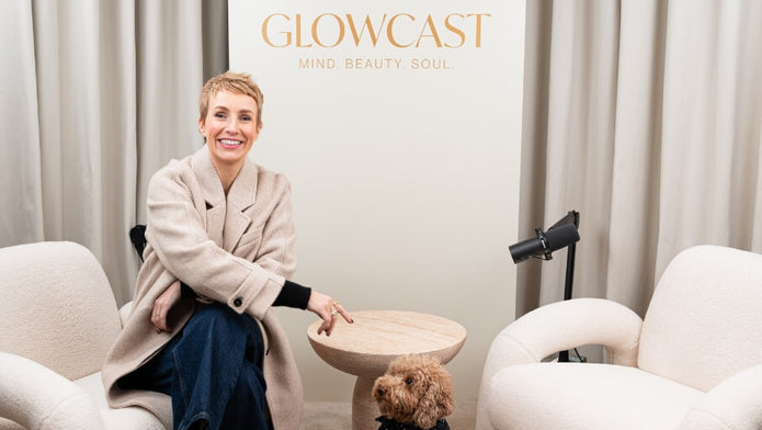 Miriam Jacks mit ihrem Pudel Buddy im Podcast Studio für Glow Cast Folge 73