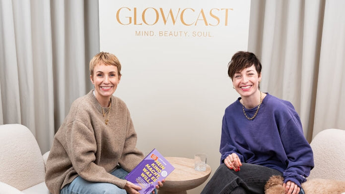 Miriam Jacks und Lathy Weber auf zwei Sesseln im Glowcast Podcast Studio