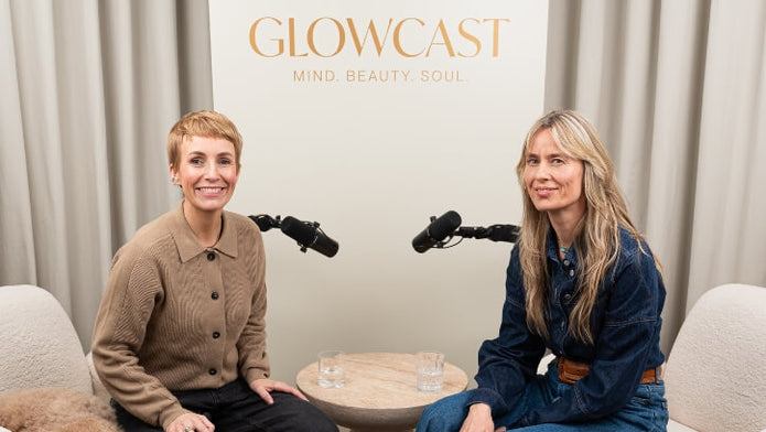 Miriam Jacks und Korinna Zeis auf zwei Sesseln im Glowcast Podcast Studio