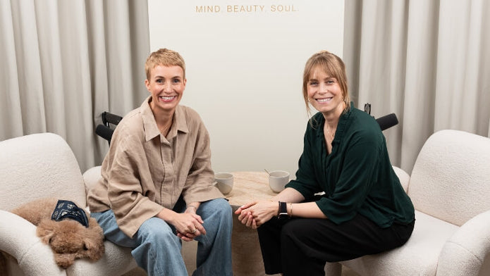 Miriam Jacks und Jeannette Witte auf zwei Sesseln im Glowcast Podcast Studio