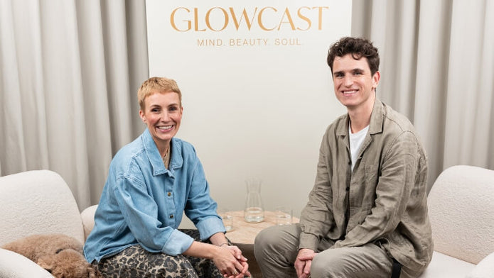 Miriam Jacks und Max Boss auf zwei Sesseln im Glowcast Podcast Studio