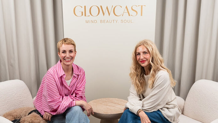 Miriam Jacks und Sue Giers auf zwei Sesseln im Glowcast Podcast Studio