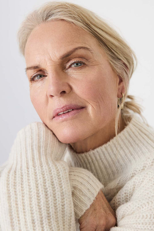 #farbwunsch_n-3, Frau trägt die JACKS beauty line Glow Foundation N3 im Gesicht