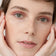 #farbwunsch_taupe, Frau mit dunkleren Haaren und aschigen Augenbrauen und der Brow Mascara in der Farbe Taupe