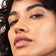 #farbwunsch_taupe-+-transparent,#farbwunsch_brown-+-transparent,#farbwunsch_blond-+-transparent,#farbwunsch_transparent, Frau mit dunklen Aufgenbrauen und der Brow Mascara in der Farbe Transparent
