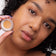 #farbwunsch_n-6, Frau trägt Cover Concealer Farbe N.6 und hält Concealer Tiegel in der Hand