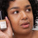 #farbwunsch_n-6, Frau mit JACKS beauty line Cover Foundation Farbe N6 im Gesicht und Flakon in der Hand 