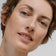 #farbwunsch_n-3, geschminkte Frau mit JACKS beauty line Cover Foundation N.3 in der Hand