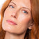 #farbwunsch_n-3, Rothaarige Frau trägt den JACKS beauty line Cream Concealer im Gesicht