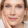 #farbwunsch_n-2, Blonde Frau trägt den JACKS beauty line Cream Concealer unter den Augen