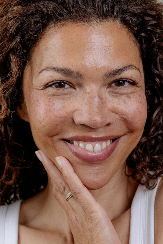 #farbwunsch_n-5, Schwarzhaarige Frau trägt den JACKS beauty line Cream Concealer unter den Augen