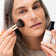 #farbwunsch_monochrom, #farbwunsch_neon-pastell, #farbwunsch_neon, #farbwunsch_ocean, Frau trägt mit dem JACKS beauty line Foundationpinsel die Glow Foundation auf