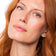 #farbwunsch_glow-bronzer, Rothaarige Frau hat den JACKS beauty line Glow Bronzer im Gesicht