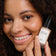 #farbwunsch_n-5, Frau trägt die JACKS beauty line Glow Foundation N5 im Gesicht