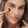 #farbwunsch_n-4, Grau-braunhaarige Frau trägt den JACKS beauty line Concealer mit dem Concealerpinsel auf
