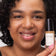 #farbwunsch_n-6, Frau trägt JACKS beauty line Glow Foundation im Gesicht und Flakon in der Hand