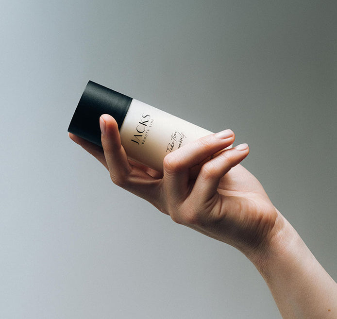JACKS beauty line Milky Toner in einer Hand