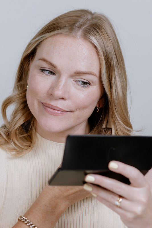Leonie Scholl hält die JACKS beauty line Alu Puderpalette vor ihr Gesicht 