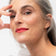 #farbwunsch_coral, Grau-braunhaarige Frau trägt den JACKS beauty line Lipstick in Coral