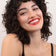 #farbwunsch_orange-red, Braunhaarige Frau trägt den JACKS beauty line Lipstick in Orange Red