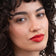 #farbwunsch_orange-red, Braunhaarige Frau trägt den JACKS beauty line Lipstick in Orange Red