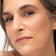 #farbwunsch_rosewood, Grau-braunhaarige Frau trägt den JACKS beauty line Lipstick in Rosewood