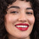#farbwunsch_signature-red, Braunhaarige Frau trägt den JACKS beauty line Lipstick in Signature Red