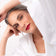#farbwunsch_signature-red, Grau-braunhaarige Frau trägt den JACKS beauty line Lipstick in Signature Red