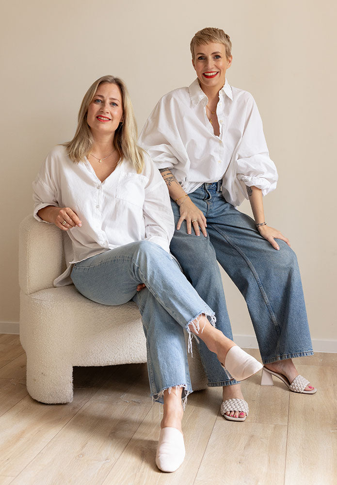 Porträt von Miriam Jacks und Lisa Buchholz im Partnerlook Jeans und weißem Hemd