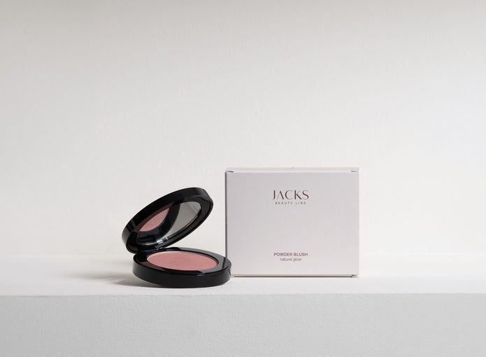 offener JACKS Powder Blush neben der Chromokarton Verpackung