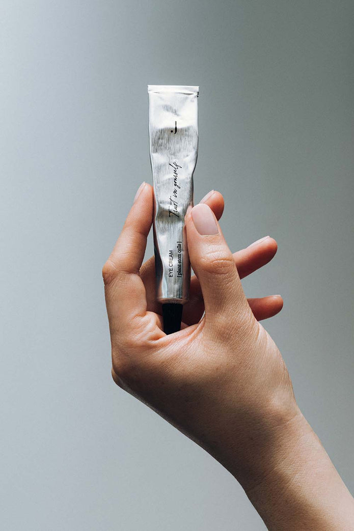 Close-up einer leicht zerdrückten JACKS Eye Cream in einer Hand