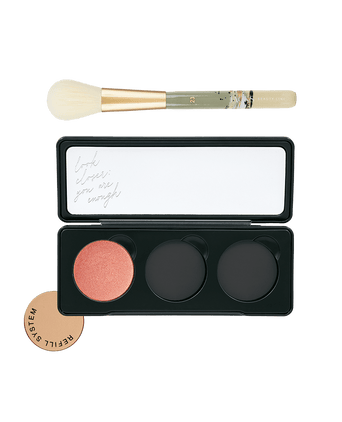 JACKS beauty line Powder Palette Alu mit einem Blush und dem #23 Pinsel darüber