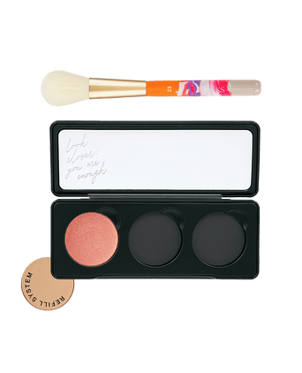JACKS beauty line Präziser Puderpinsel liegt über der Powder Palette mit Blush Refill