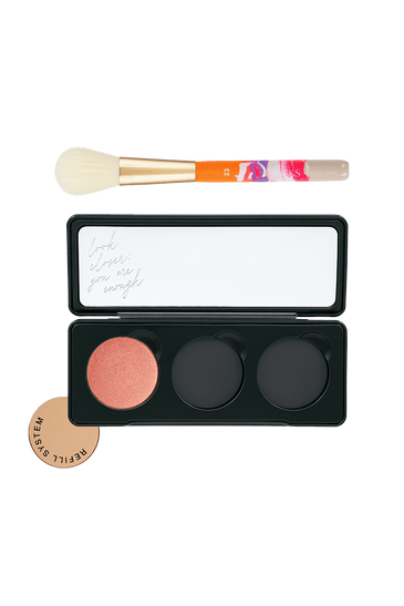 JACKS beauty line Präziser Puderpinsel liegt über der Powder Palette mit Blush Refill