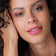 #farbwunsch_sheer-pink, Braunhaarige Frau trägt den JACKS beauty line Sheer Lipstick in Pink