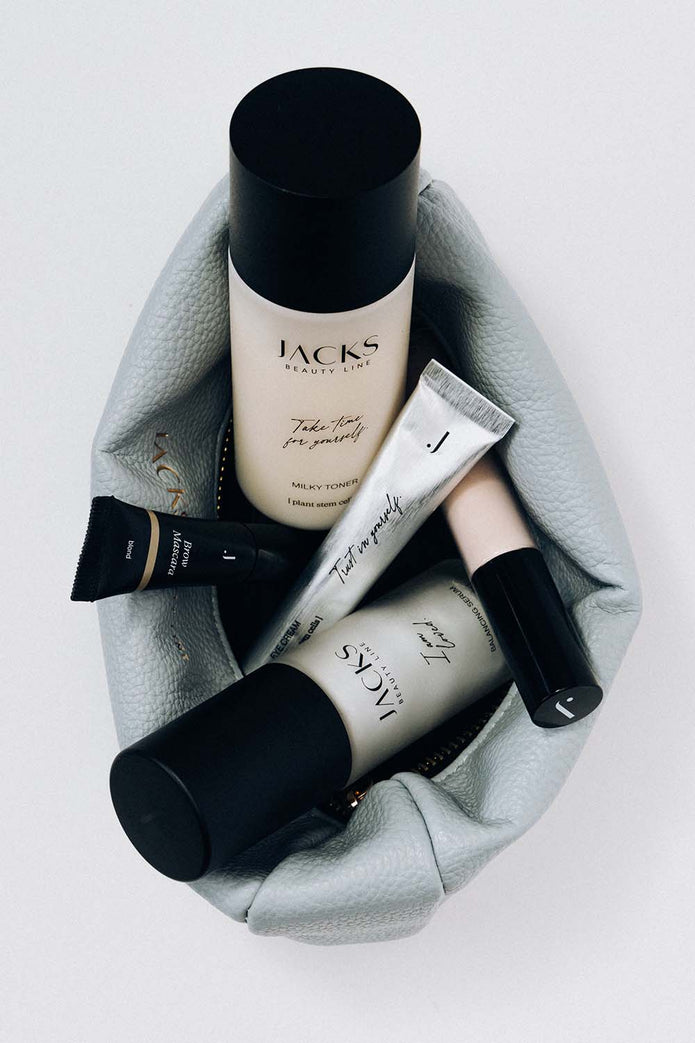 Beauty Bag mit Skincare und Make-up Produkten
