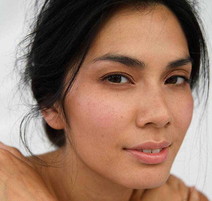 Schwarzhaarige Frau trägt ein Full Face Make-up mit JACKS beauty line Produkten