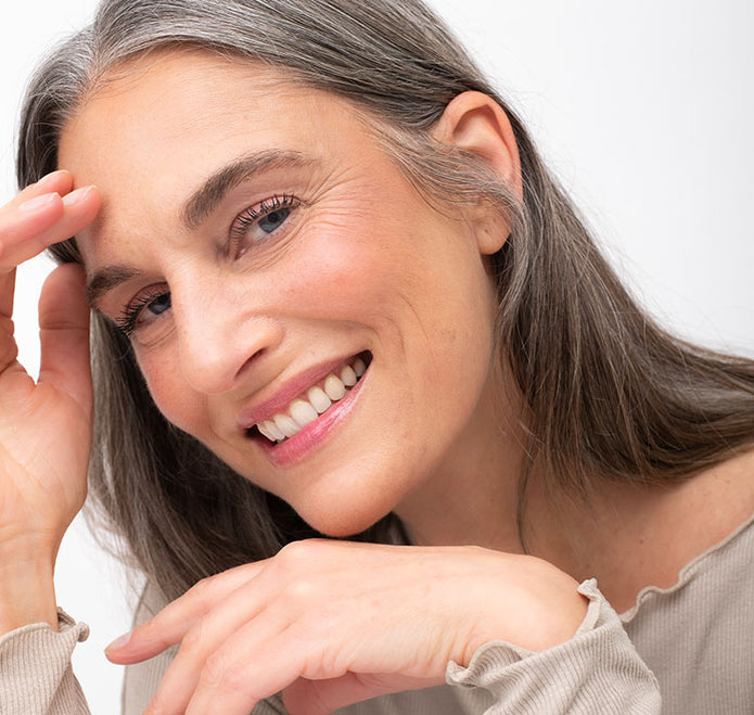 Grau-braunhaarige Frau trägt ein Full Face Make-up mit JACKS beauty line Produkten