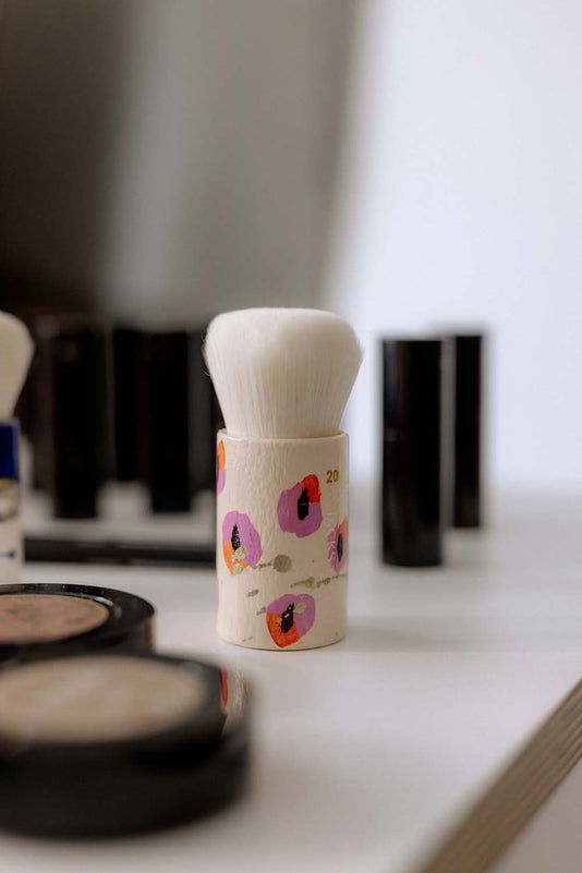 Handbemalter Kabuki Pinsel von JACKS beauty line in Kooperation mit Elena Uhlig